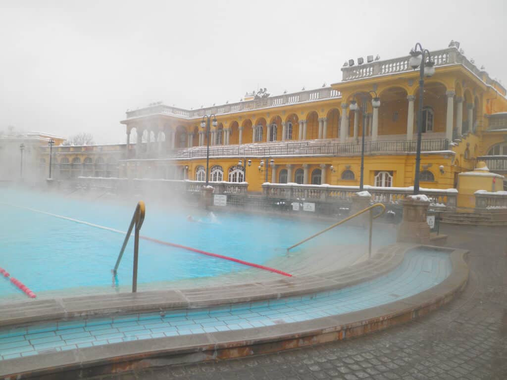 Udendørs termisk bad med damp i Budapest