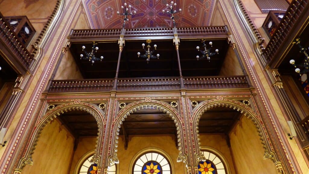 indendørs billede fra den jødiske synagoge i budapest ungarn