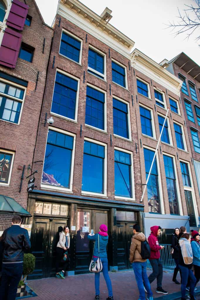 anne franks hus turister tager billeder foran hoveddøren amsterdam