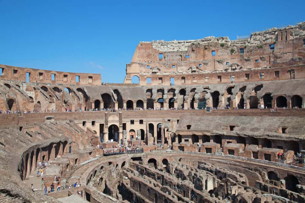 billede inde fra colloseum i rom en kæmpe turist attraktion