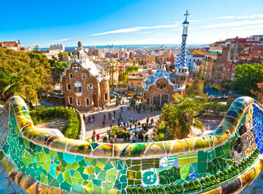 den farverige park güell i barcelona i spanien