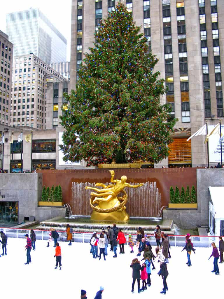 den verdenskendte scene foran rockefeller center med new yorks store juletræ og skøjtebane new york
