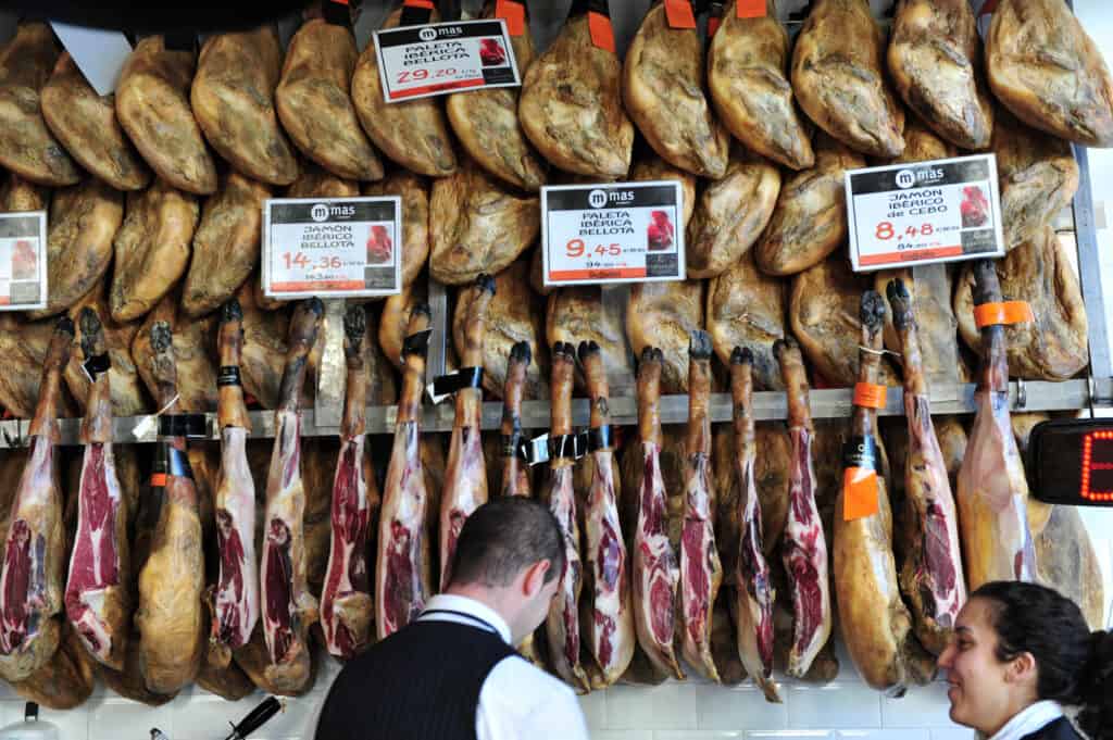 kæmpe udvalg af spansk skinke på markedet i san miguel mercado san miguel madrid