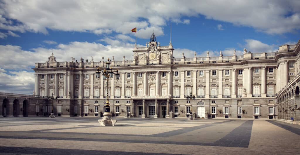 palacio real de madrid er det officielle hjemsted for den spanske kongefamilie og det største royale palads i europa