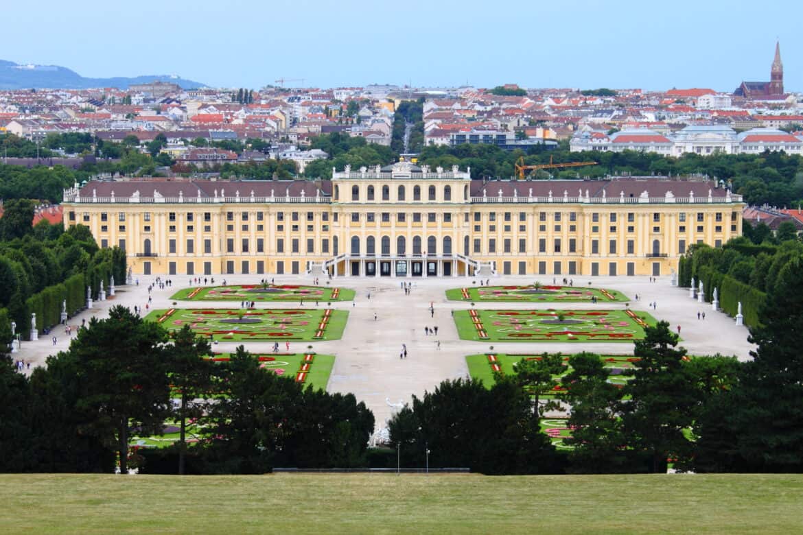 schloss schönbrunn i wien er et smukt klassisk slot 1 schloss schönbrunn i wien er et smukt klassisk slot 1