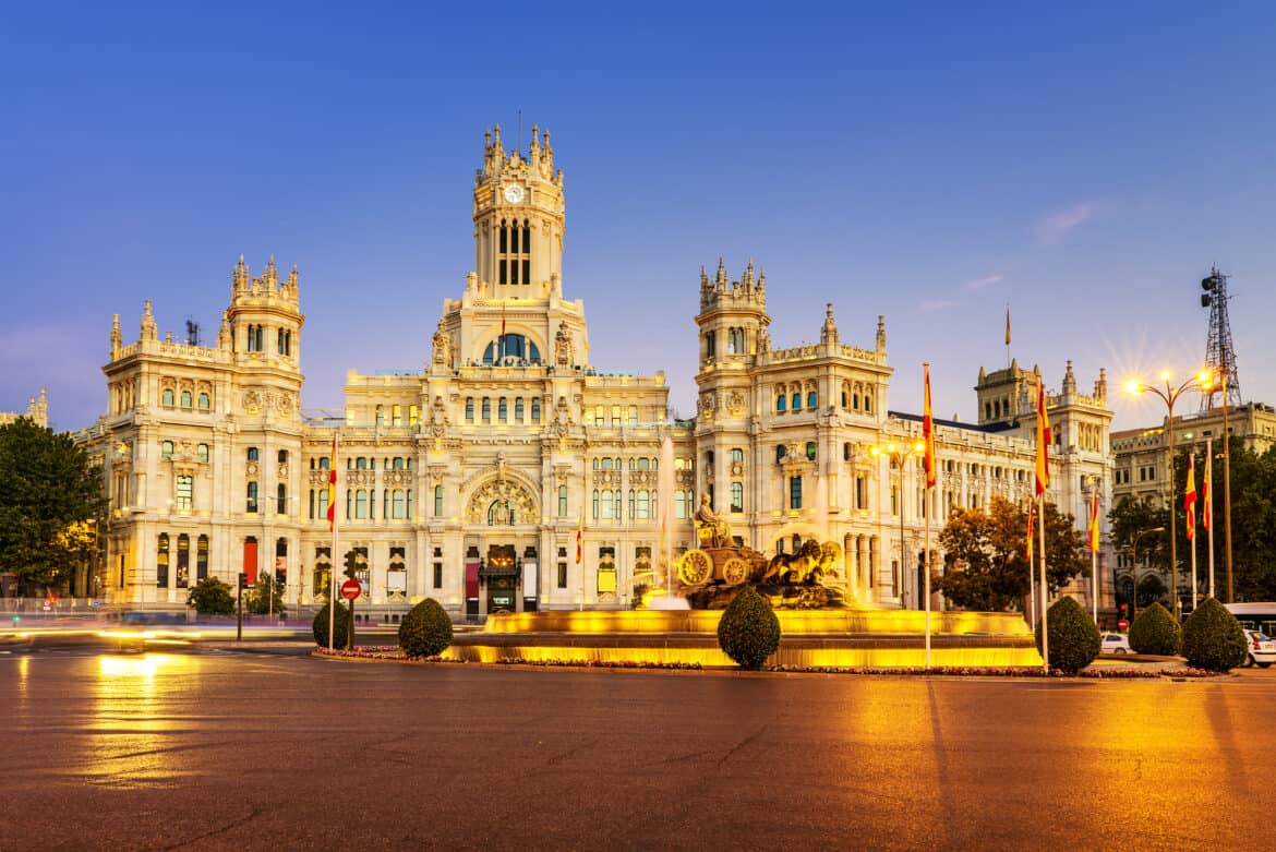 spektakulært billede af aftenbeslysning på plaza de cibeles i madrid