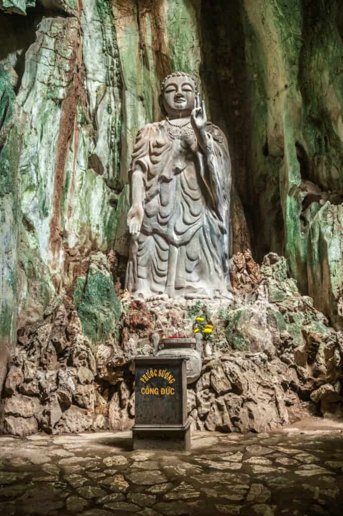 statue af buddha i marmorbjergene i vietnam