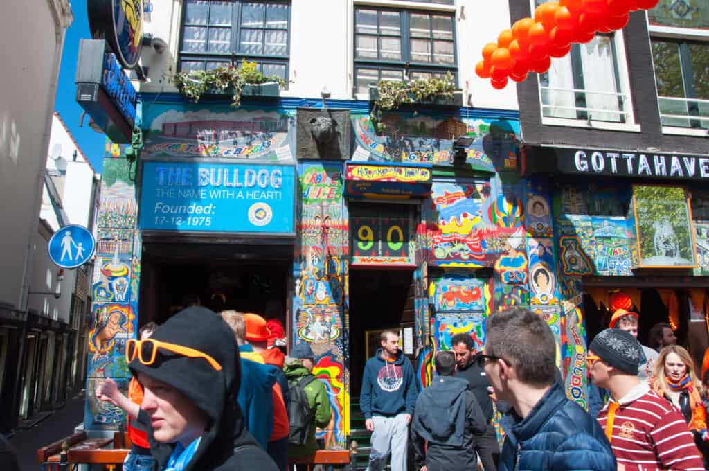 the bulldog en coffee shop i amsterdam hvor man lovligt kan købe hash og andre cannabis produkter