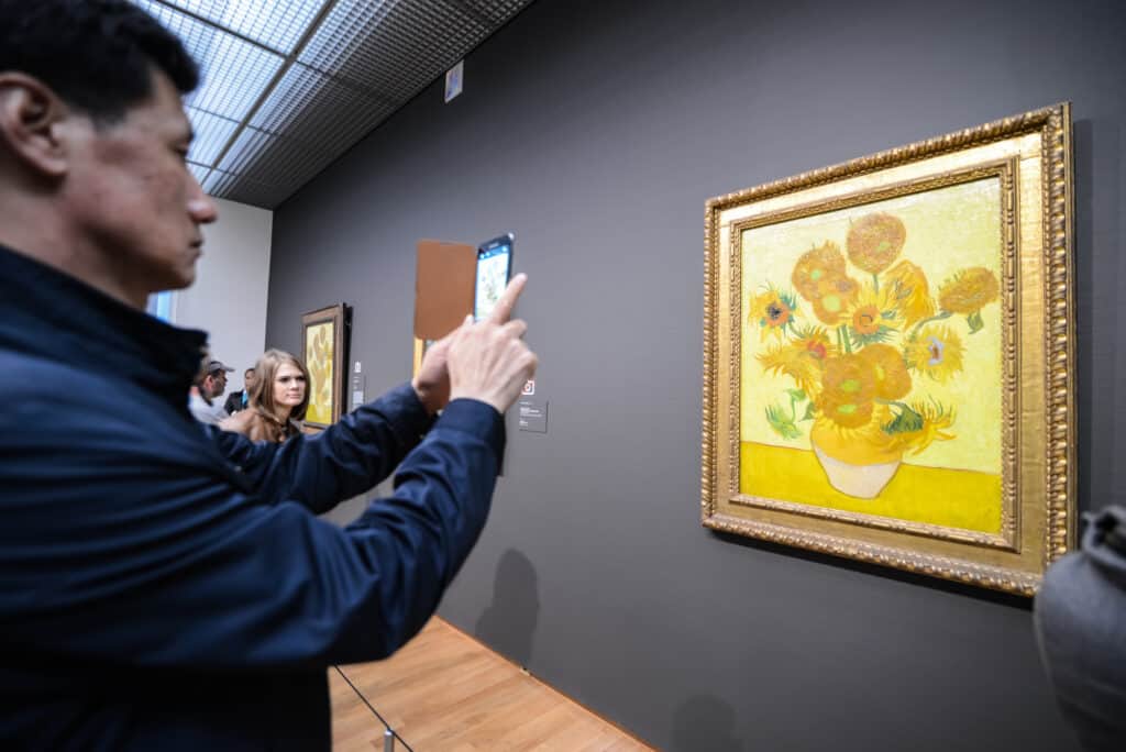 turister tager billeder af malerierne på van gogh museet i amsterdam holland