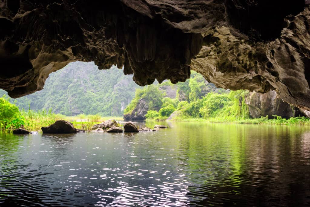 udsigt over ngo dong floden fra karst grotten ved tam coc i vietnam